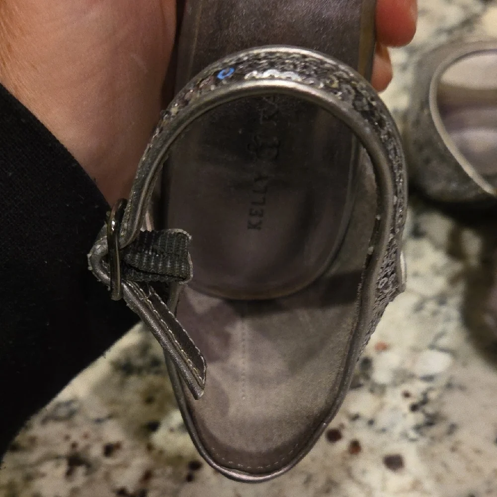 Kelly & Katie Shimmering Silver Slight Platform Heels Size 8 One Owner - Picture 9 of 13